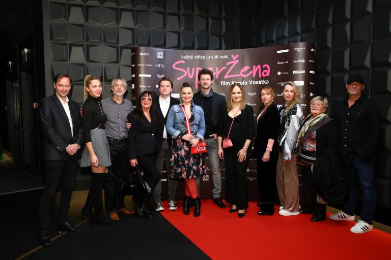 Slávnostná premiéra slovenskej filmovej komédie Superžena bola plná známych tvárí