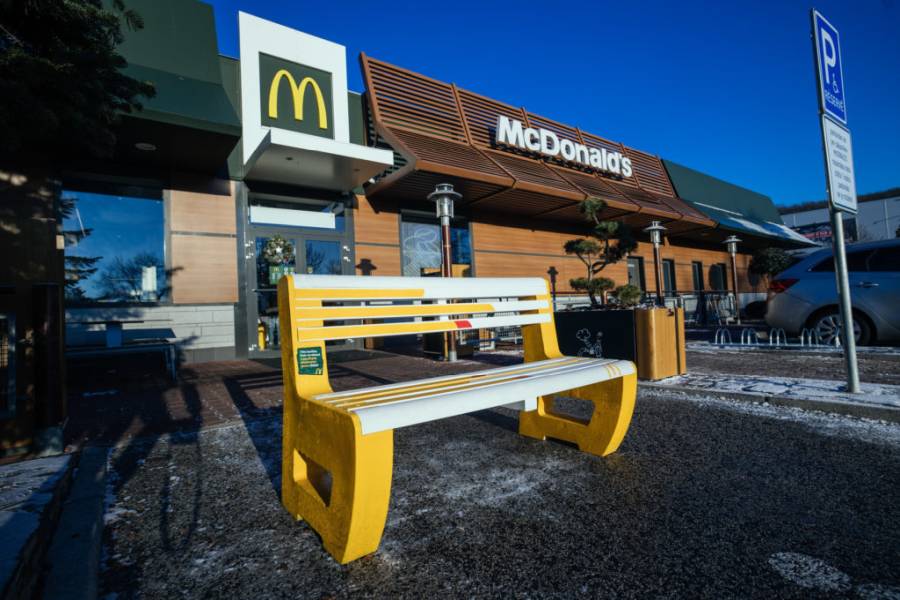 Od minulého roka môžu zákazníci McDonald‘s stráviť príjemné chvíle v obľúbenej reštaurácii aj posedením na dizajnových lavičkách.