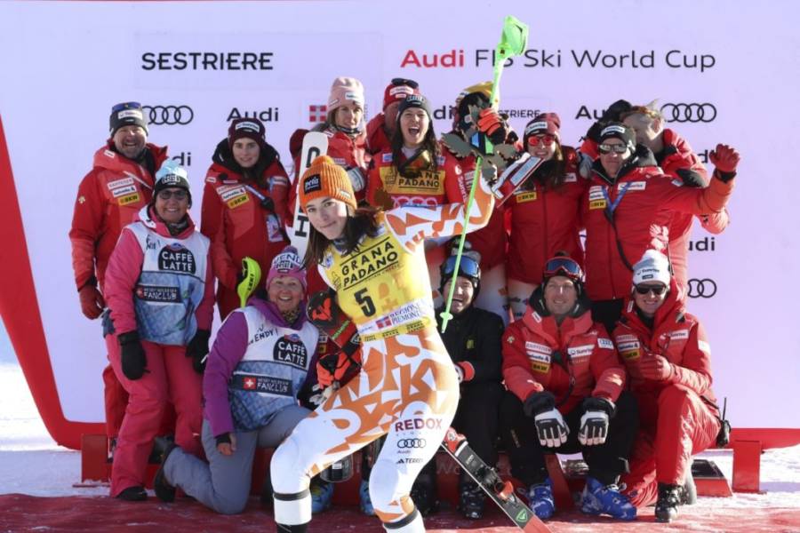 Petra Vlhová oslavuje s tímom tretie miesto v alpskom lyžovaní, slalome Svetového pohára žien v talianskom Sestriere. Foto: SITA/Alessandro Trovati