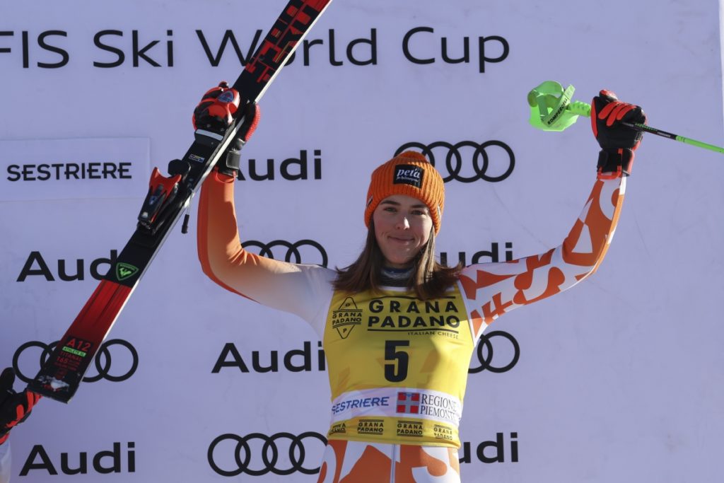 Petra Vlhová oslavuje na pódiu tretie miesto v alpskom lyžovaní, slalome Svetového pohára žien, v Sestriere Foto: SITA/Alessandro Trovati