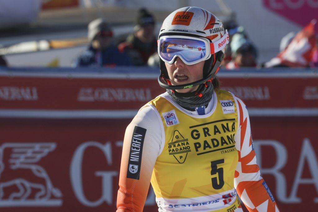 Petra Vlhová kontroluje svoj čas v cieli alpského lyžovania, slalomu Svetového pohára žien, v Sestriere Foto: SITA/Alessandro Trovati