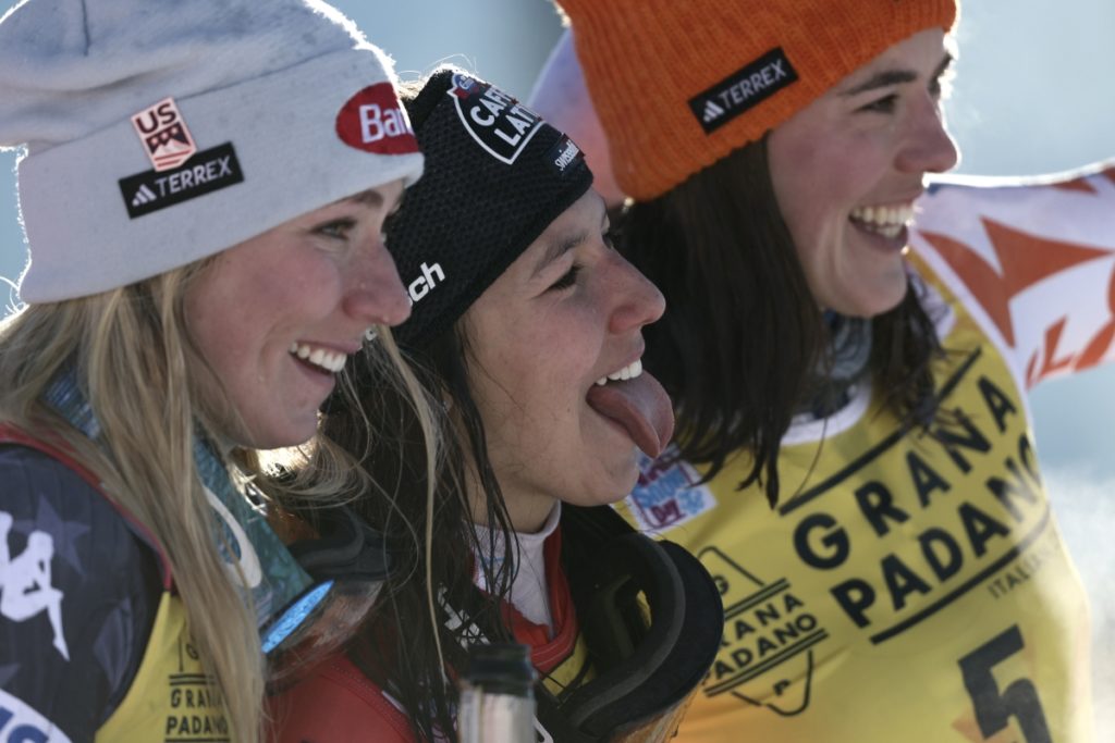 Švajčiarka Wendy Holdenerová, víťazka slalomu Svetového pohára v alpskom lyžovaní žien, oslavuje na pódiu s druhou Američankou Mikaelou Shiffrinovou (vľavo) a treťou Slovenkou Petrou Vlhovou v Sestriere (Taliansko) Foto: SITA/Gabriele Facciotti