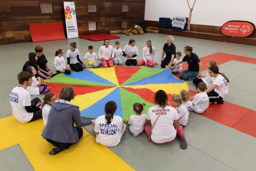 MetLife si po dvoch pandemických rokoch opäť zašportovalo s deťmi zo Špeciálnych olympiád Slovensko