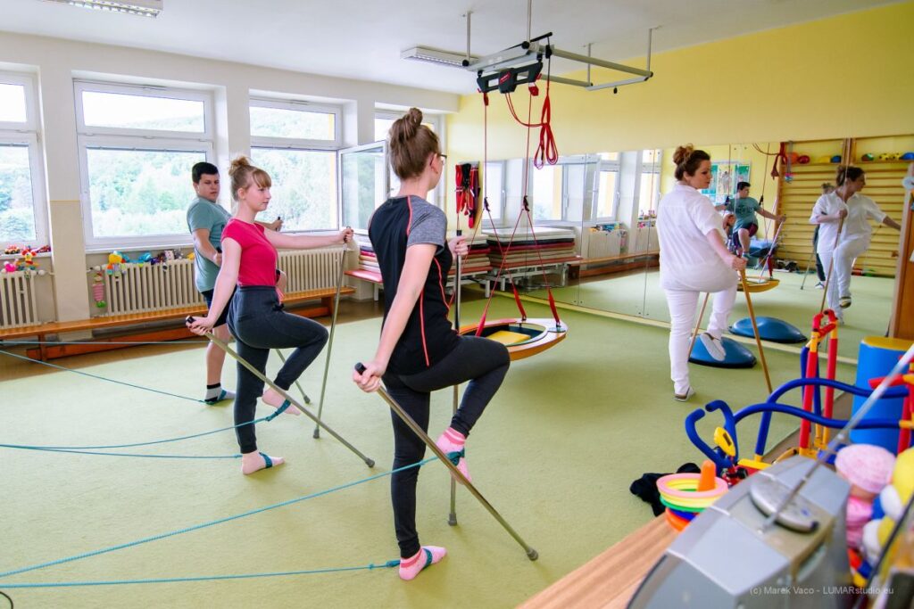 Detskí pacienti rehabilitujú pri rôznych typoch cvičení