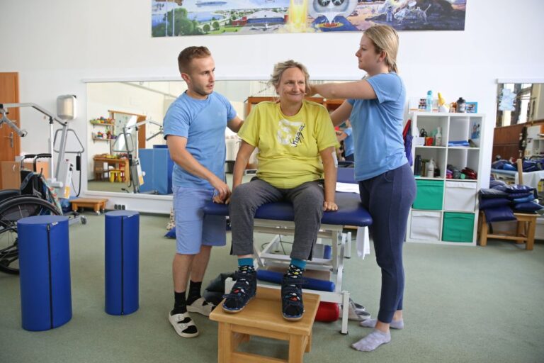 Fyzioterapeuti cvičia s pacientkou