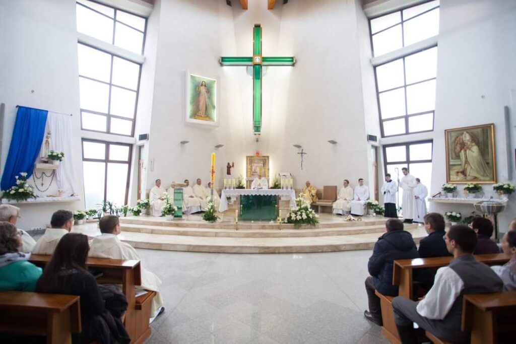 Kostol v Smižanoch zdobí najväčší sklenený kríž na svete