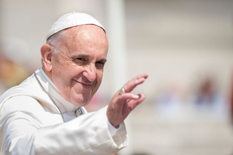 Pápeža Františka hospitalizovali s respiračnou infekciou