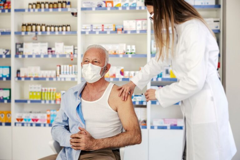 Dospelí by sa mohli v lekárňach očkovať proti chrípke
