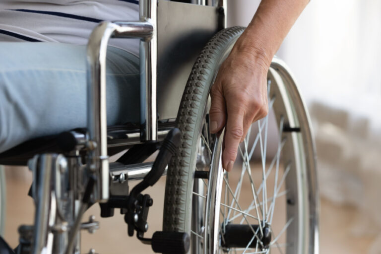 Počet invalidných dôchodcov na Slovensku výrazne klesá. Čo je za tým?