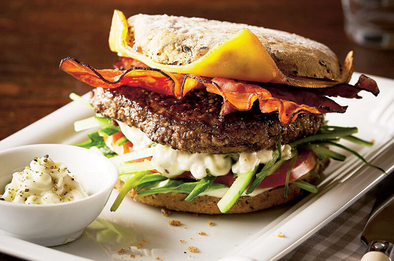 Slaninovo-syrový burger