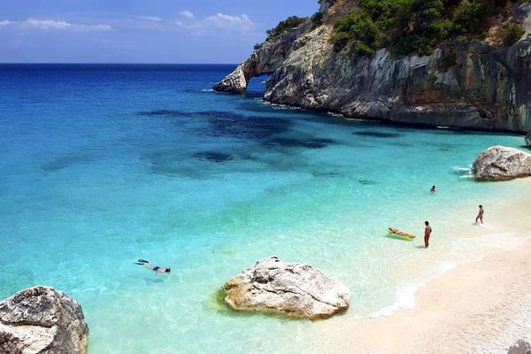 TOP 5 najkrajších pláží - Pláž Cala Goloritze, Sardínia, Taliansko