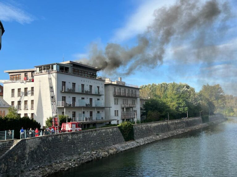 S požiarom hotela v Piešťanoch bojovalo v sobotu popoludní viac ako 20 hasičov, škody presiahli 200-tisíc eur
