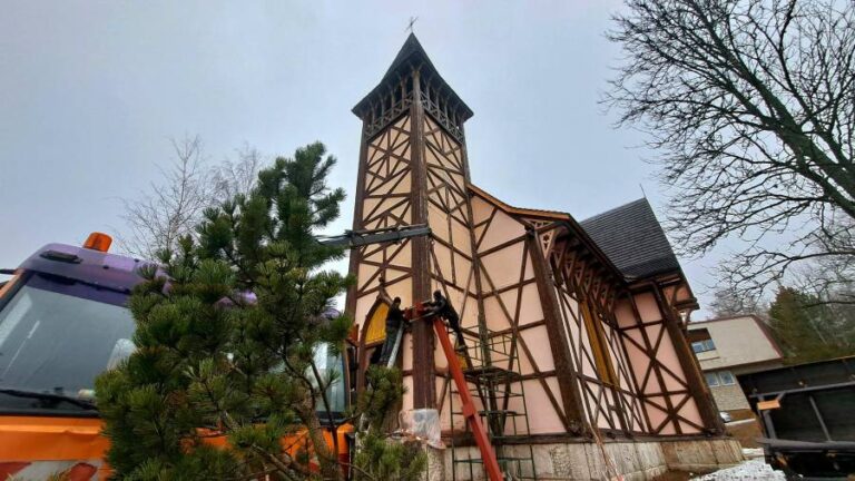 Pripravujú obnovu veže ikonického kostola, pribudli na ňom podpery