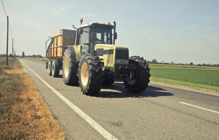 Poľnohospodári postupne paralyzujú dopravu na celom Slovensku, krajina zažíva najväčší protest v svojej histórii