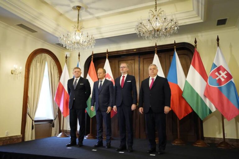 Premiéra Fica v Prahe vítali maďarskí politici i proukrajinská demonštrácia
