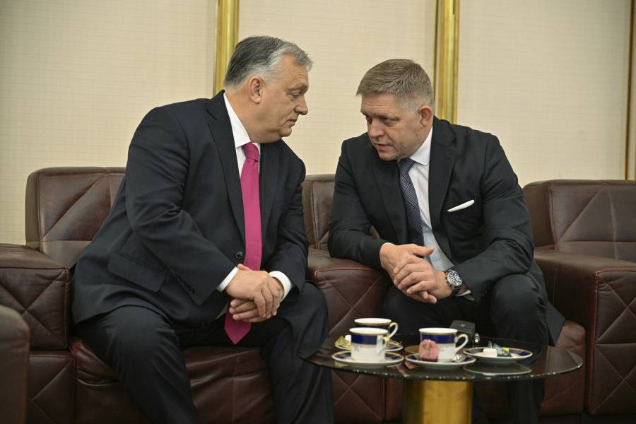 Premiéra Fica v Prahe vítali maďarskí politici i proukrajinská demonštrácia