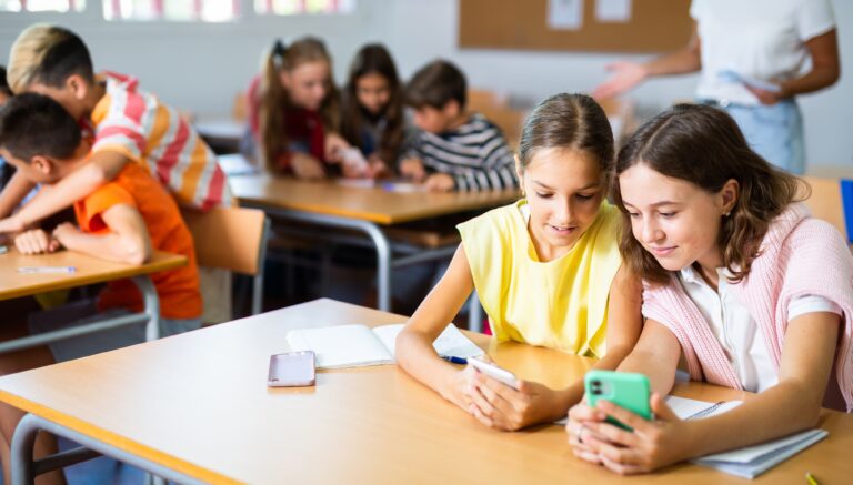 Zákaz mobilov na školách