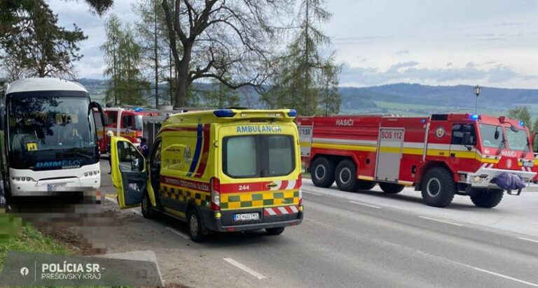 Z miesta nehody v Spišskom Podhradí hlásia záchranári najmenej sedem zranených, dve dievčatá nehodu neprežili